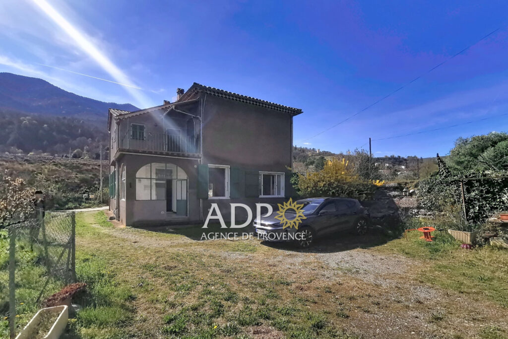 3 pièces en rez-de-chaussée à Entrevaux (04), 68,74 m² + véran – 3 pièces – 2 chambres – 68.74 m²