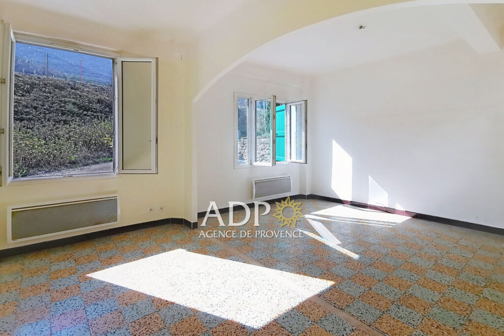 3 pièces en rez-de-chaussée à Entrevaux (04), 68,74 m² + véran – 3 pièces – 2 chambres – 68.74 m²