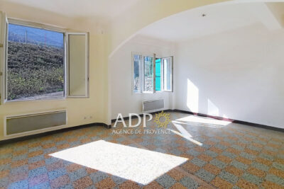 3 pièces en rez-de-chaussée à Entrevaux (04), 68,74 m² + véran – 3 pièces – 2 chambres – 68.74 m²