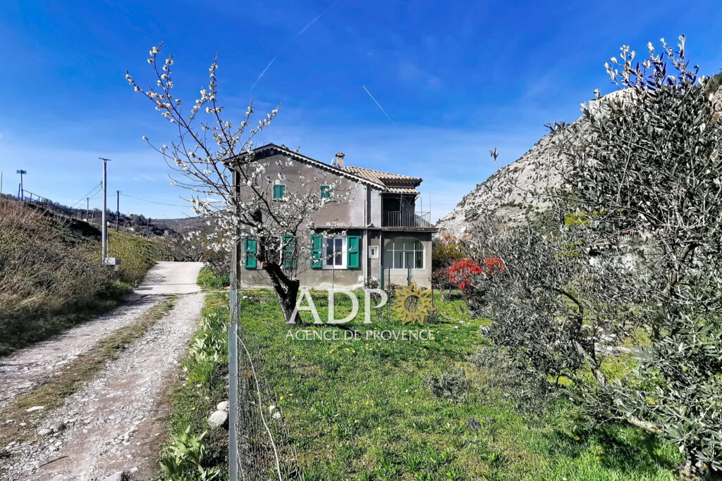 3 pièces en rez-de-chaussée à Entrevaux (04), 68,74 m² + véran – 3 pièces – 2 chambres – 68.74 m²