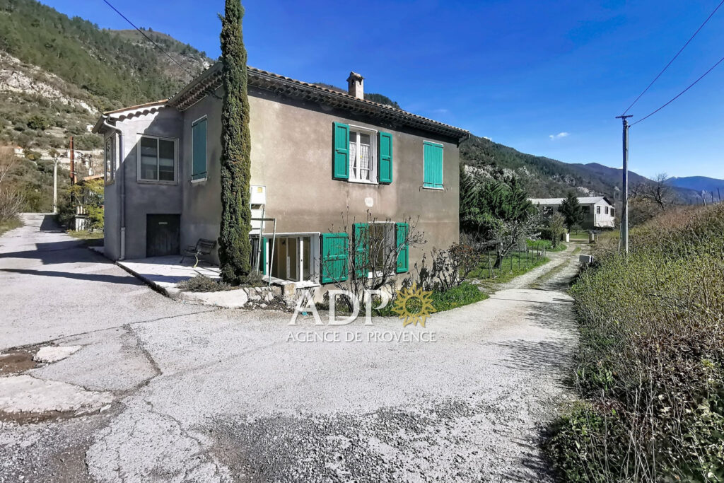 3 pièces en rez-de-chaussée à Entrevaux (04), 68,74 m² + véran – 3 pièces – 2 chambres – 68.74 m²