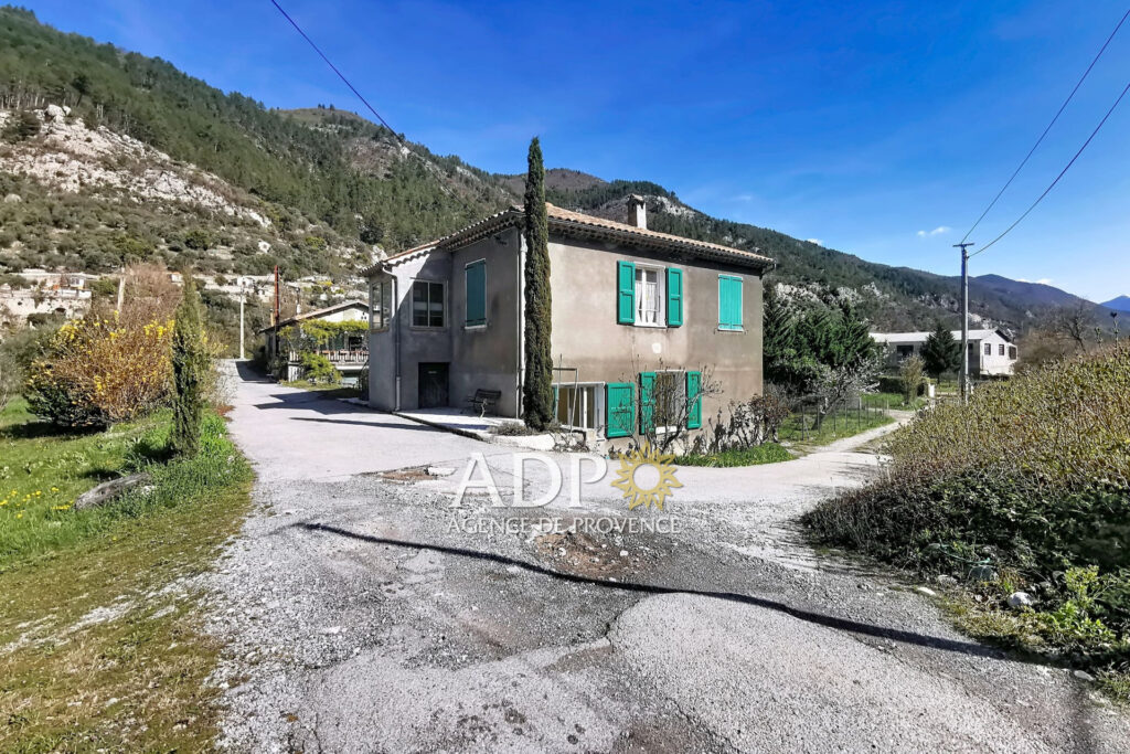 3 pièces en rez-de-chaussée à Entrevaux (04), 68,74 m² + véran – 3 pièces – 2 chambres – 68.74 m²