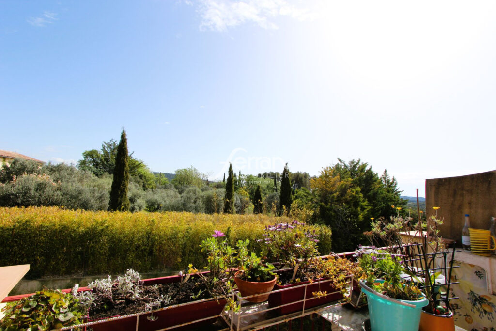 A vendre à Flayosc Proche village appartement 43m² avec balcon – 2 pièces – 1 chambre – 42.73 m²