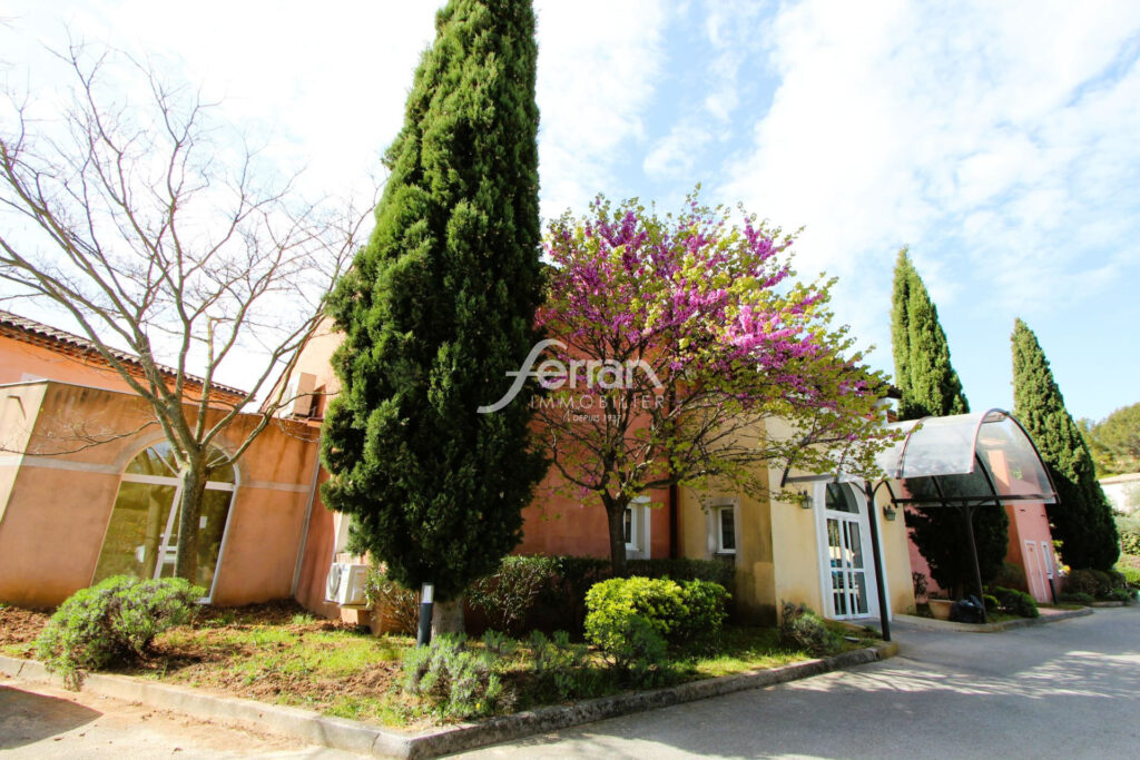 A vendre à Flayosc Proche village appartement 43m² avec balcon – 2 pièces – 1 chambre – 42.73 m²