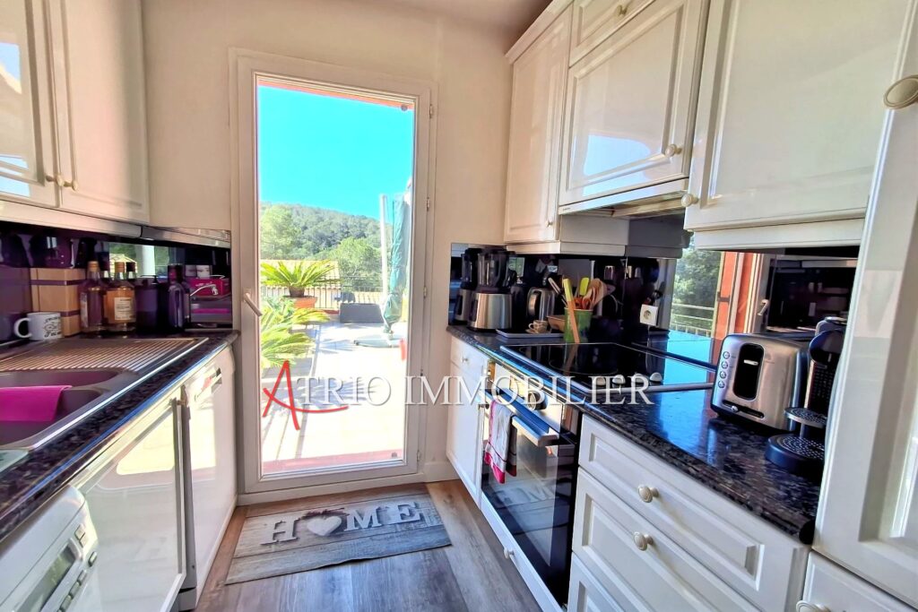 Charmante maison d&rsquo;angle à Valbonne, dans une résidence avec p – 3 pièces – 2 chambres – 65.00 m²