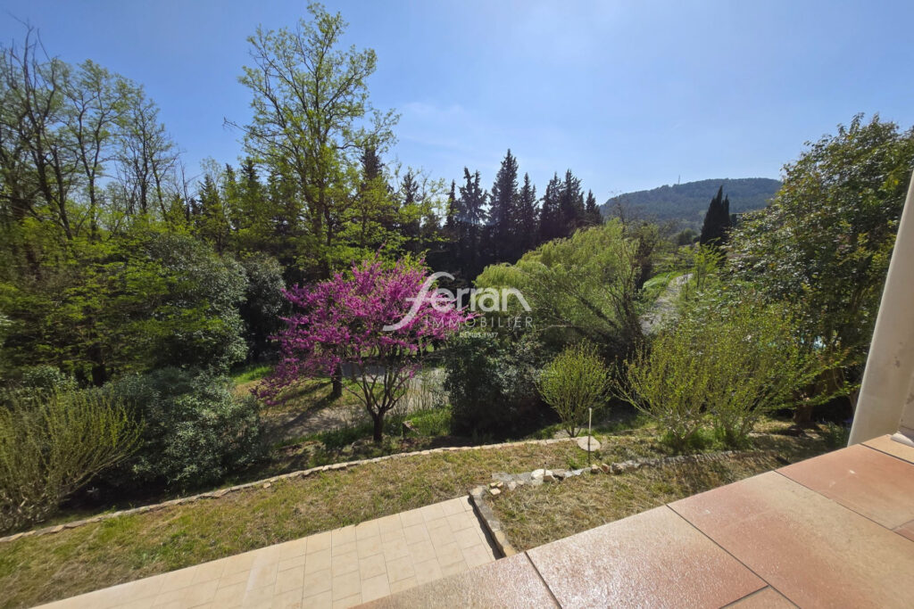 A vendre à Salernes villa organisée en 2 appartements sur un t – 5 pièces – 3 chambres – 147.00 m²