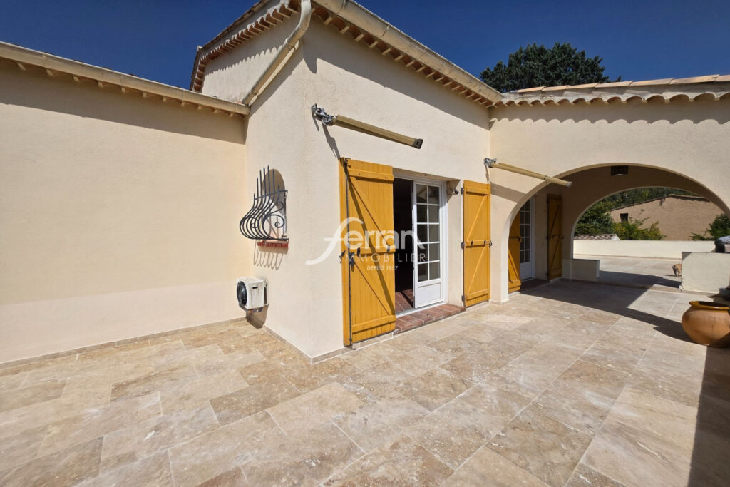 A vendre à Salernes villa organisée en 2 appartements sur un t – 5 pièces – 3 chambres – 147.00 m²