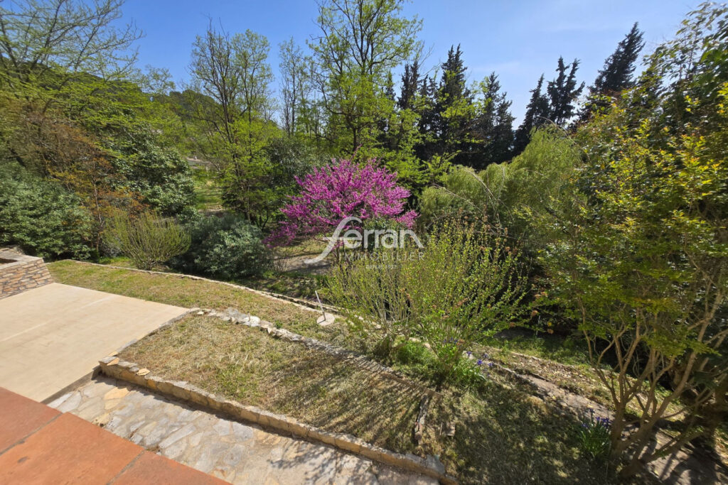 A vendre à Salernes villa organisée en 2 appartements sur un t – 5 pièces – 3 chambres – 147.00 m²