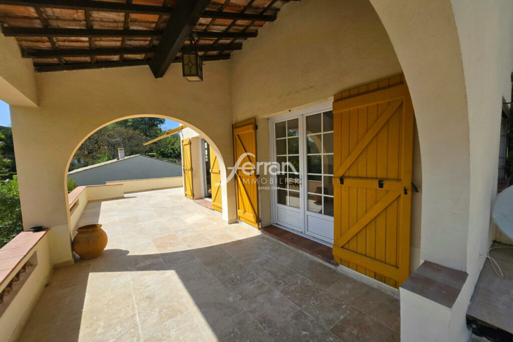 A vendre à Salernes villa organisée en 2 appartements sur un t – 5 pièces – 3 chambres – 147.00 m²