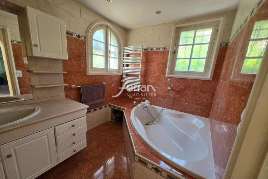 A vendre à Salernes villa organisée en 2 appartements sur un t – 5 pièces – 3 chambres – 147.00 m²