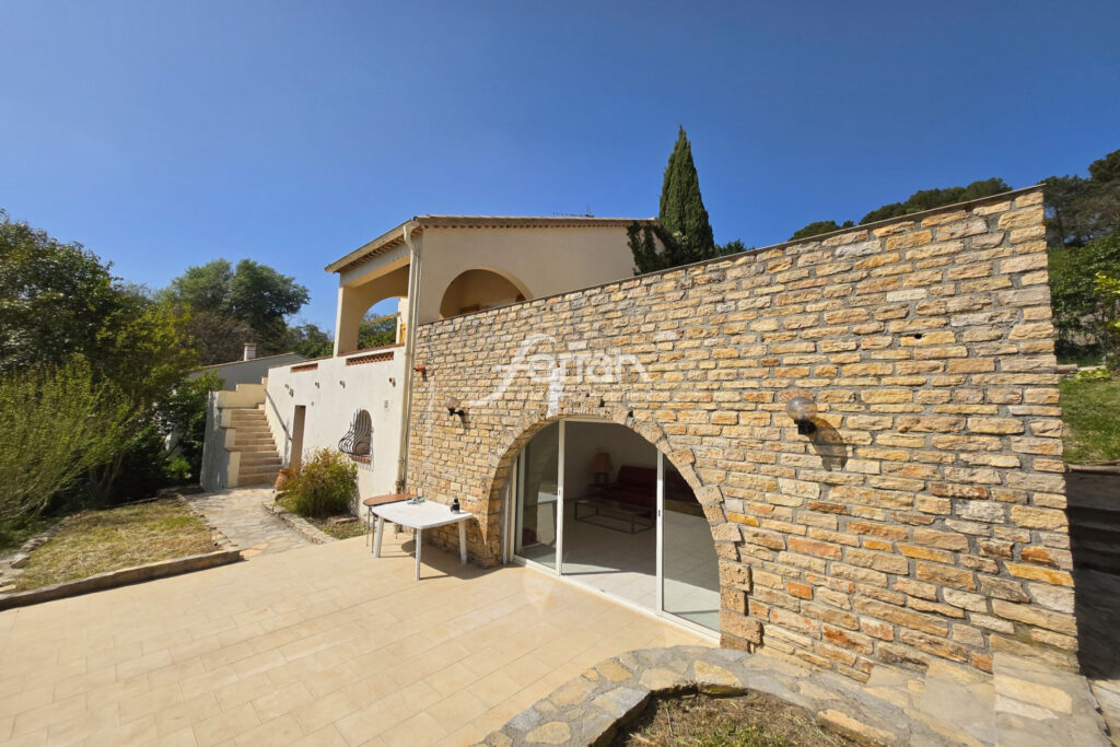 A vendre à Salernes villa organisée en 2 appartements sur un t – 5 pièces – 3 chambres – 147.00 m²