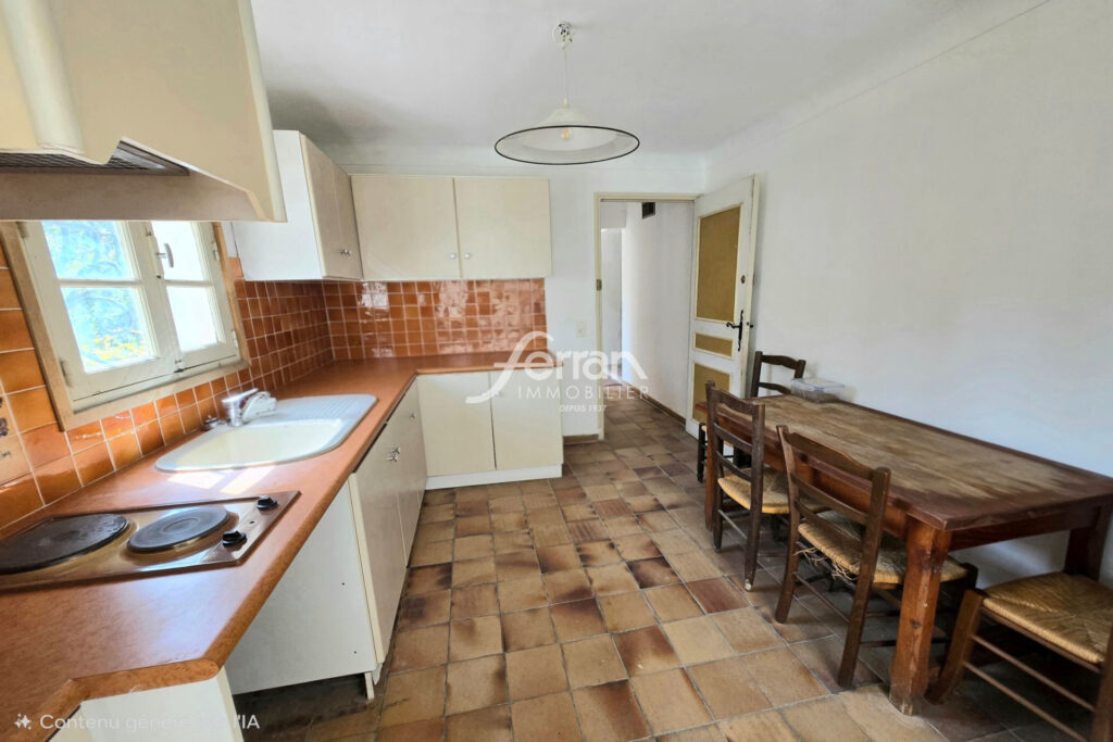 A vendre à Salernes villa organisée en 2 appartements sur un t – 5 pièces – 3 chambres – 147.00 m²