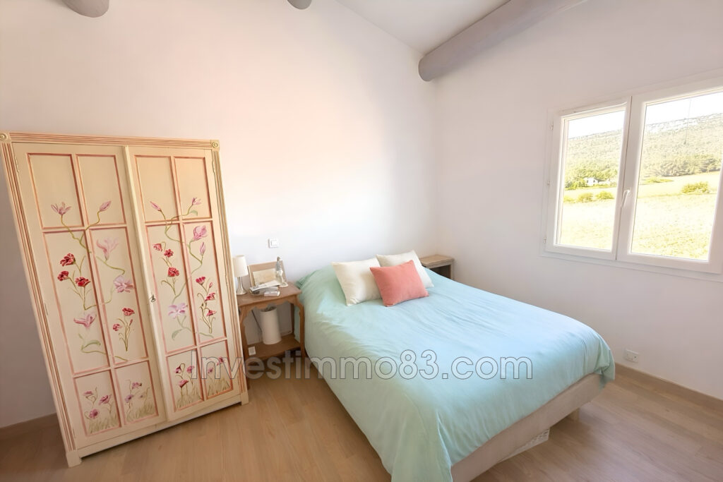 Dans une petite copropriété de deux lots avec faibles charges, – 3 pièces – 2 chambres – 64.00 m²