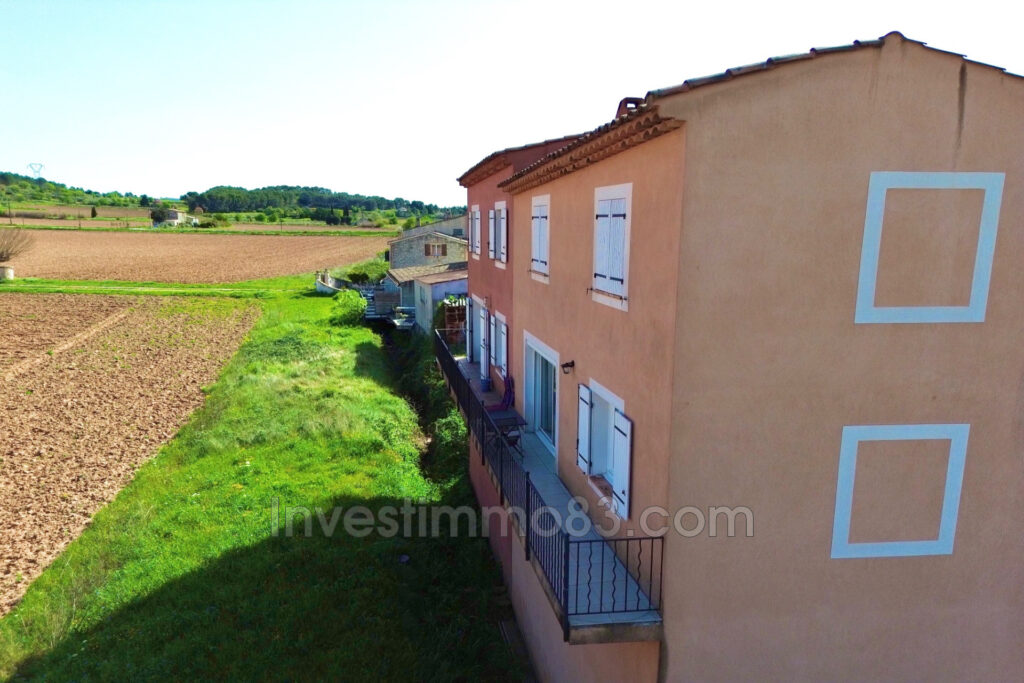 Dans une petite copropriété de deux lots avec faibles charges, – 3 pièces – 2 chambres – 64.00 m²