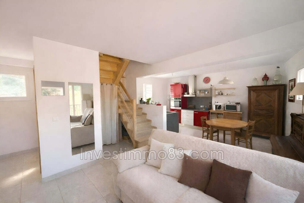 Dans une petite copropriété de deux lots avec faibles charges, – 3 pièces – 2 chambres – 64.00 m²