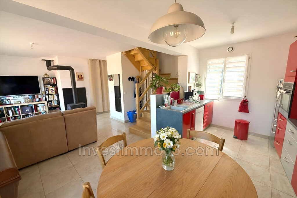 Dans une petite copropriété de deux lots avec faibles charges, – 3 pièces – 2 chambres – 64.00 m²