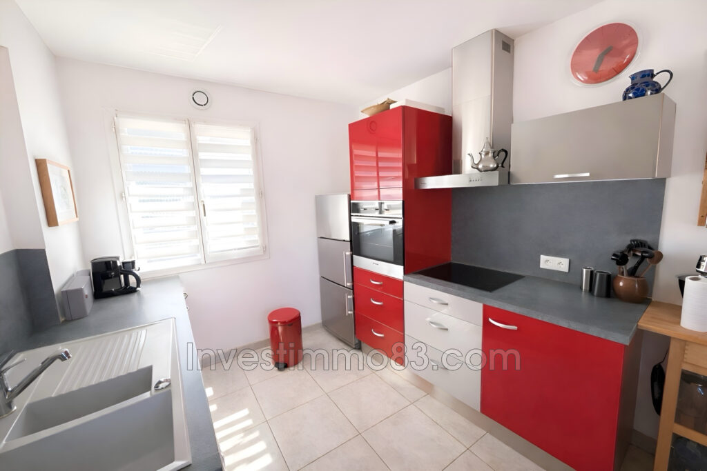 Dans une petite copropriété de deux lots avec faibles charges, – 3 pièces – 2 chambres – 64.00 m²