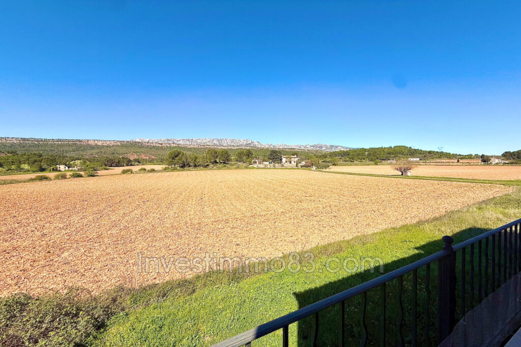 Dans une petite copropriété de deux lots avec faibles charges, – 3 pièces – 2 chambres – 64.00 m²