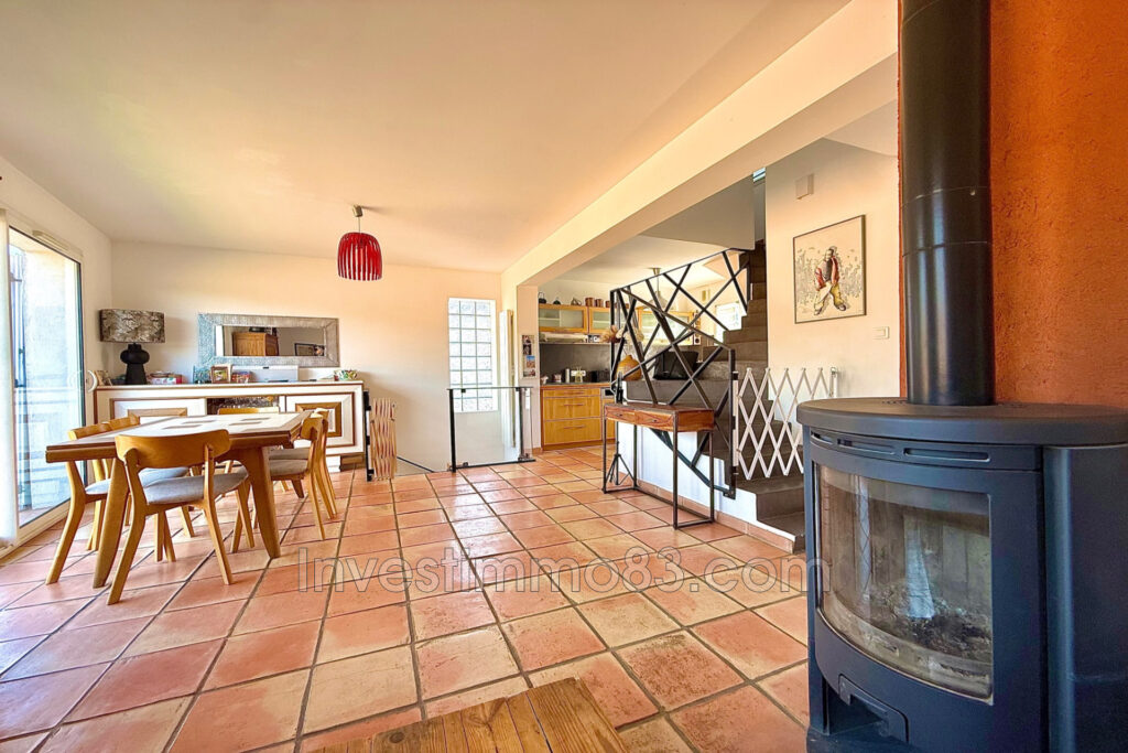 Dans une petite copropriété de deux lots avec faibles charges  – 4 pièces – 3 chambres – 92.00 m²