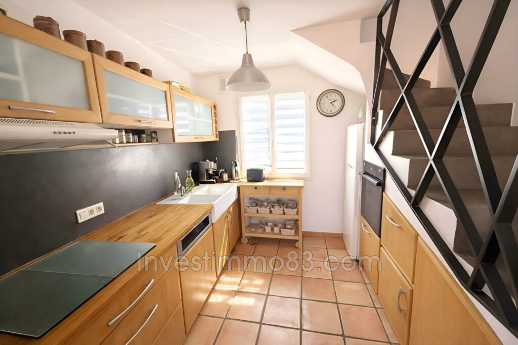 Dans une petite copropriété de deux lots avec faibles charges  – 4 pièces – 3 chambres – 92.00 m²