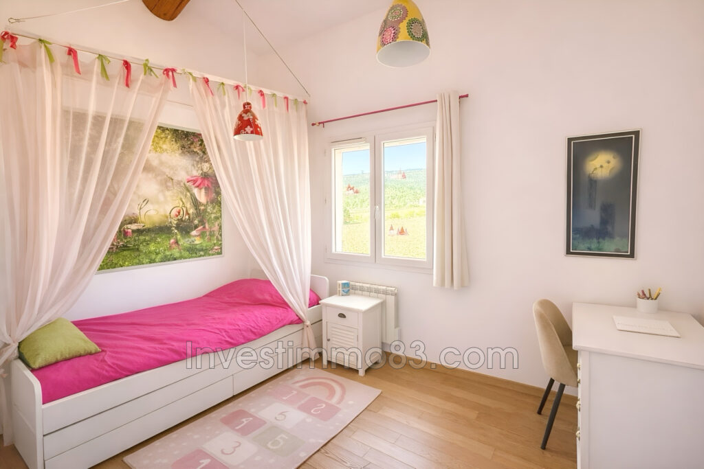 Dans une petite copropriété de deux lots avec faibles charges  – 4 pièces – 3 chambres – 92.00 m²