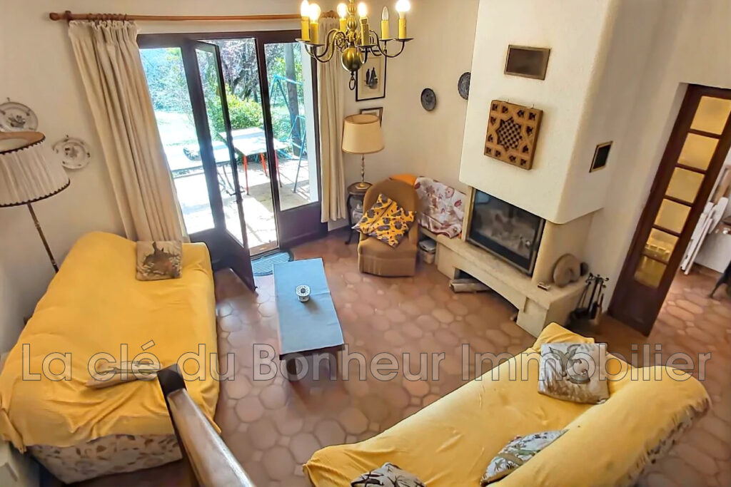 Villa de plain-pied à rénover ? 5 pièces ? Terrain arboré 904  – 5 pièces – 3 chambres – 104.36 m²