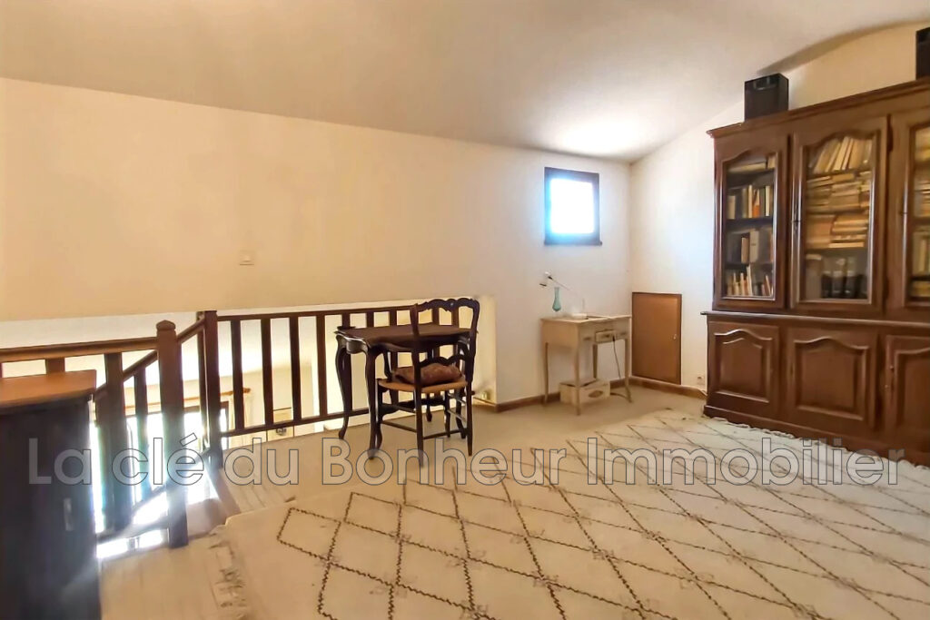 Villa de plain-pied à rénover ? 5 pièces ? Terrain arboré 904  – 5 pièces – 3 chambres – 104.36 m²