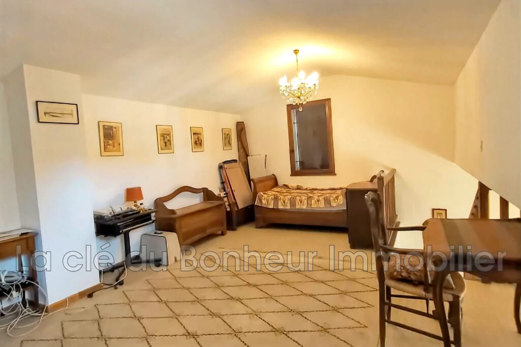 Villa de plain-pied à rénover ? 5 pièces ? Terrain arboré 904  – 5 pièces – 3 chambres – 104.36 m²