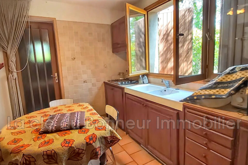 Villa de plain-pied à rénover ? 5 pièces ? Terrain arboré 904  – 5 pièces – 3 chambres – 104.36 m²