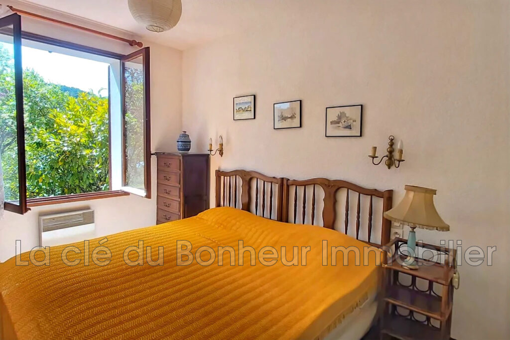 Villa de plain-pied à rénover ? 5 pièces ? Terrain arboré 904  – 5 pièces – 3 chambres – 104.36 m²