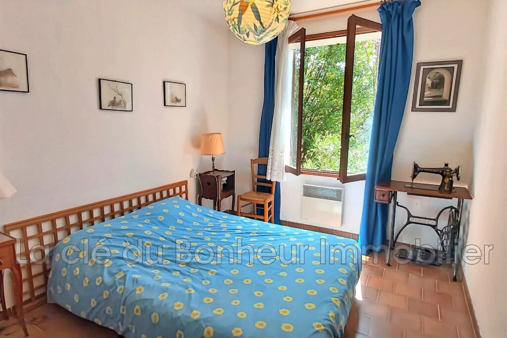 Villa de plain-pied à rénover ? 5 pièces ? Terrain arboré 904  – 5 pièces – 3 chambres – 104.36 m²