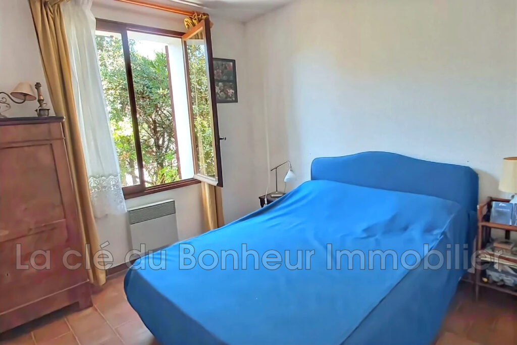 Villa de plain-pied à rénover ? 5 pièces ? Terrain arboré 904  – 5 pièces – 3 chambres – 104.36 m²