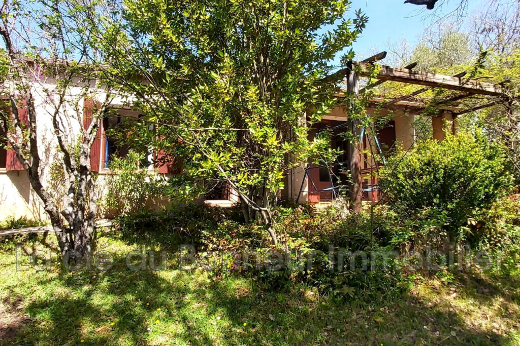 Villa de plain-pied à rénover ? 5 pièces ? Terrain arboré 904  – 5 pièces – 3 chambres – 104.36 m²