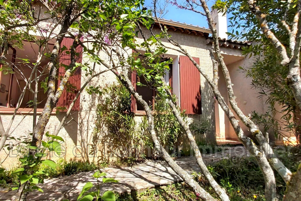 Villa de plain-pied à rénover ? 5 pièces ? Terrain arboré 904  – 5 pièces – 3 chambres – 104.36 m²