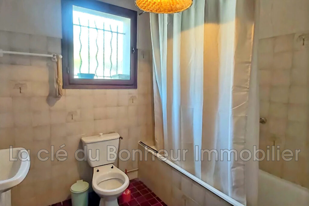 Villa de plain-pied à rénover ? 5 pièces ? Terrain arboré 904  – 5 pièces – 3 chambres – 104.36 m²