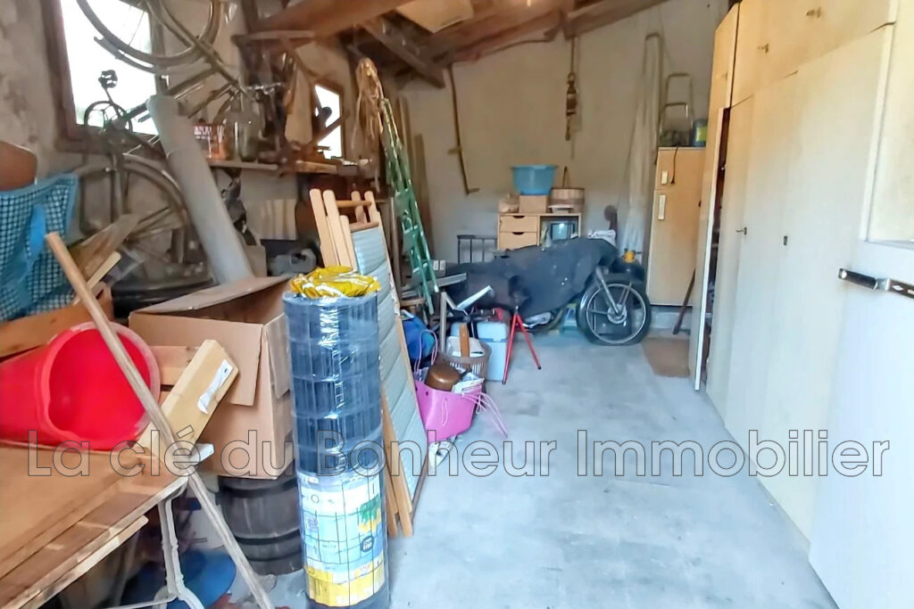 Villa de plain-pied à rénover ? 5 pièces ? Terrain arboré 904  – 5 pièces – 3 chambres – 104.36 m²