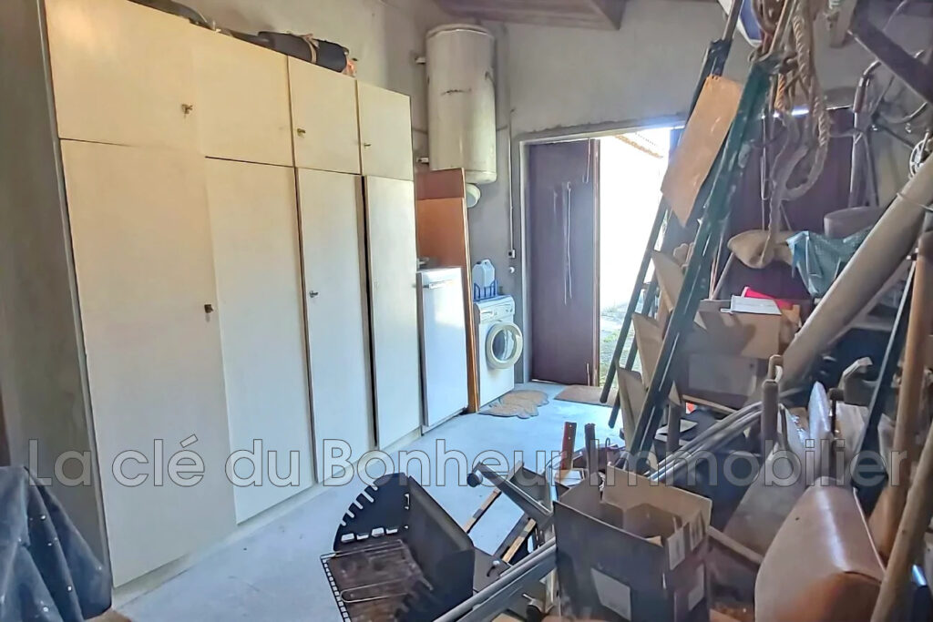 Villa de plain-pied à rénover ? 5 pièces ? Terrain arboré 904  – 5 pièces – 3 chambres – 104.36 m²