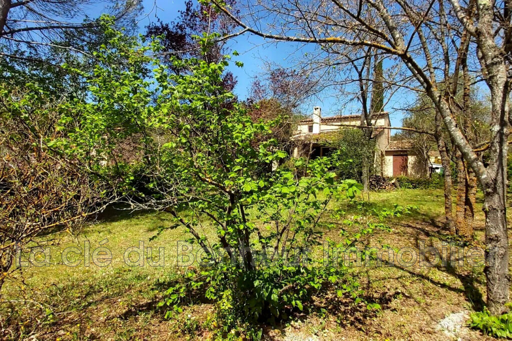 Villa de plain-pied à rénover ? 5 pièces ? Terrain arboré 904  – 5 pièces – 3 chambres – 104.36 m²