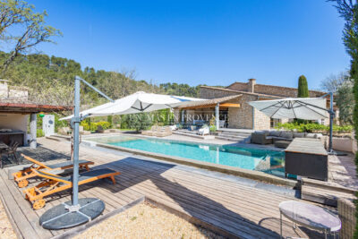 Mas contemporain de prestige avec piscine à débordement au coeu – NR pièces – 5 chambres – 253.00 m²