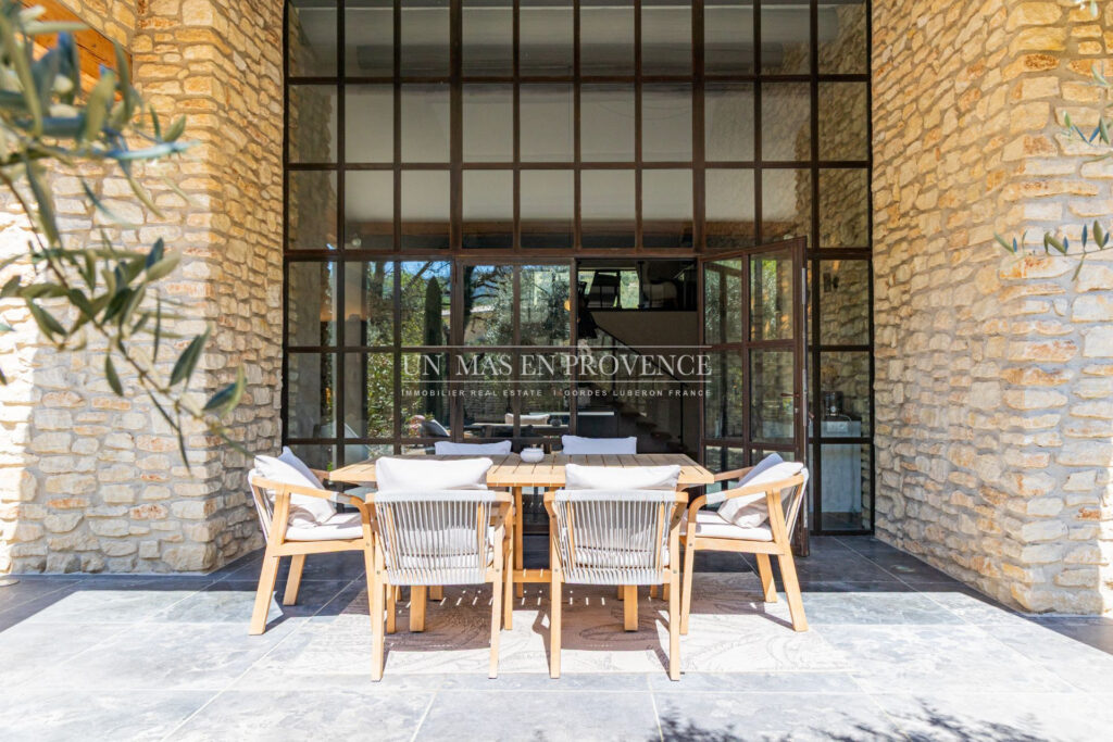 Mas contemporain de prestige avec piscine à débordement au coeu – NR pièces – 5 chambres – 253.00 m²