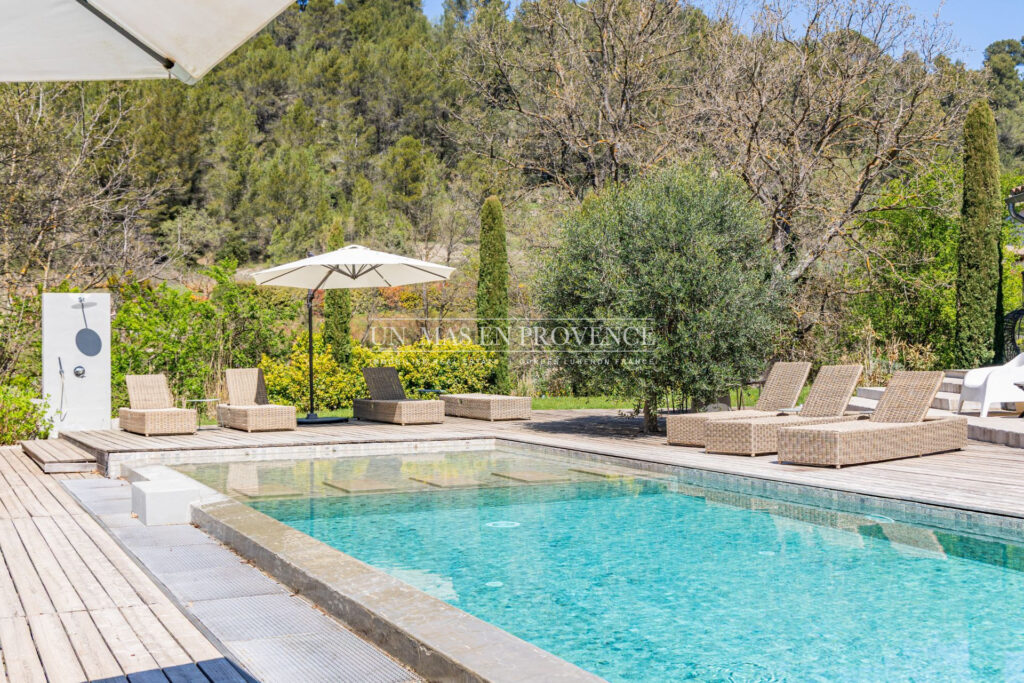 Mas contemporain de prestige avec piscine à débordement au coeu – NR pièces – 5 chambres – 253.00 m²