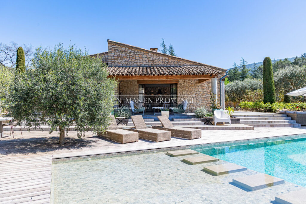 Mas contemporain de prestige avec piscine à débordement au coeu – NR pièces – 5 chambres – 253.00 m²