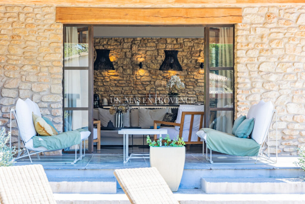 Mas contemporain de prestige avec piscine à débordement au coeu – NR pièces – 5 chambres – 253.00 m²