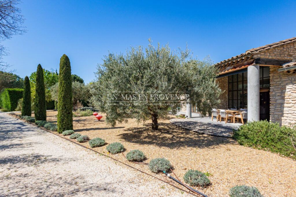 Mas contemporain de prestige avec piscine à débordement au coeu – NR pièces – 5 chambres – 253.00 m²