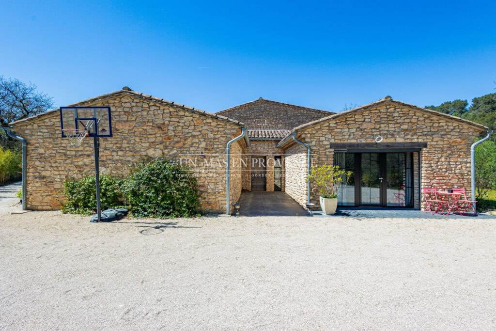 Mas contemporain de prestige avec piscine à débordement au coeu – NR pièces – 5 chambres – 253.00 m²