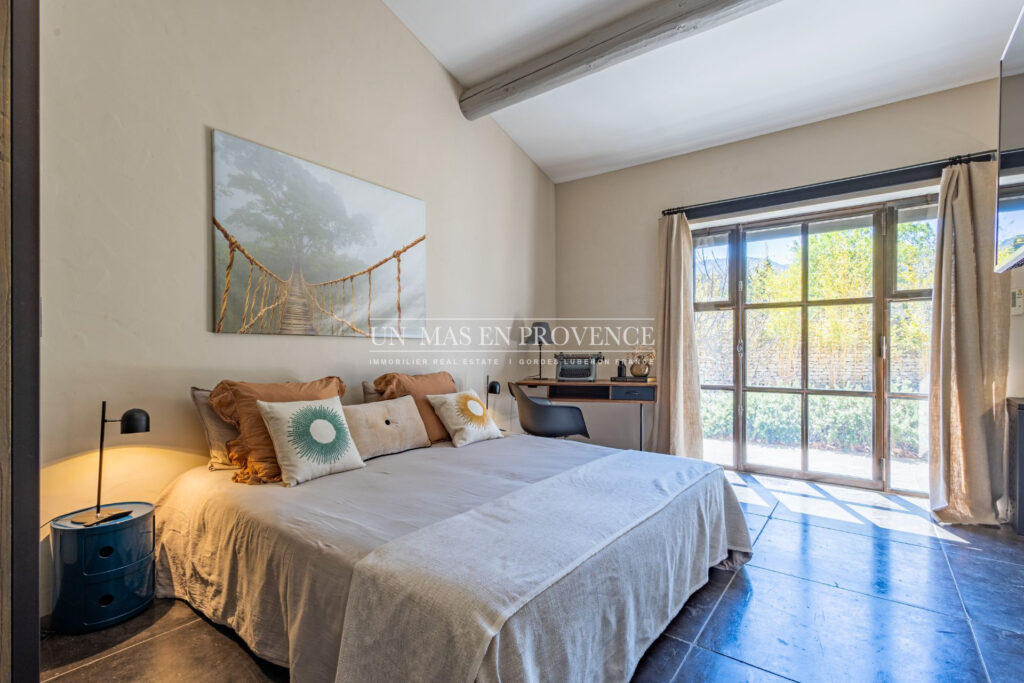 Mas contemporain de prestige avec piscine à débordement au coeu – NR pièces – 5 chambres – 253.00 m²