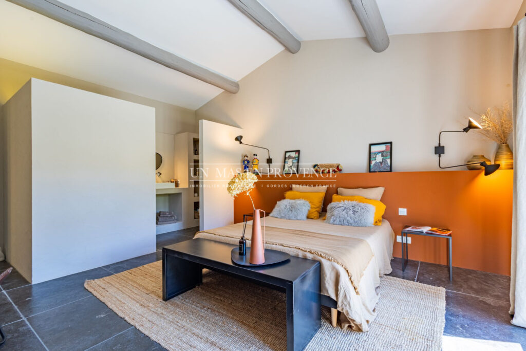 Mas contemporain de prestige avec piscine à débordement au coeu – NR pièces – 5 chambres – 253.00 m²