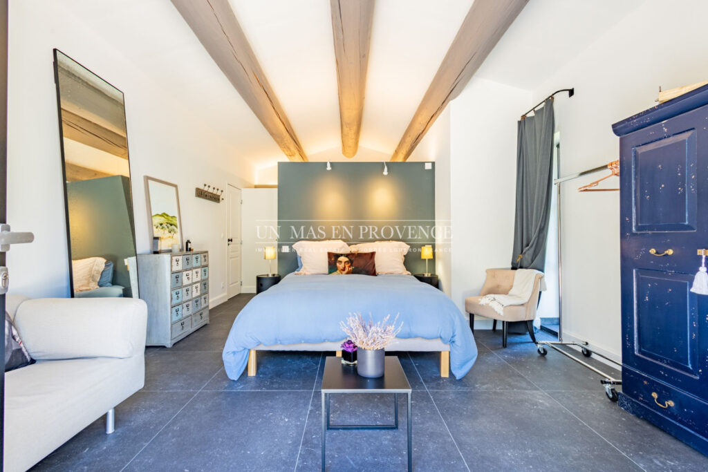 Mas contemporain de prestige avec piscine à débordement au coeu – NR pièces – 5 chambres – 253.00 m²