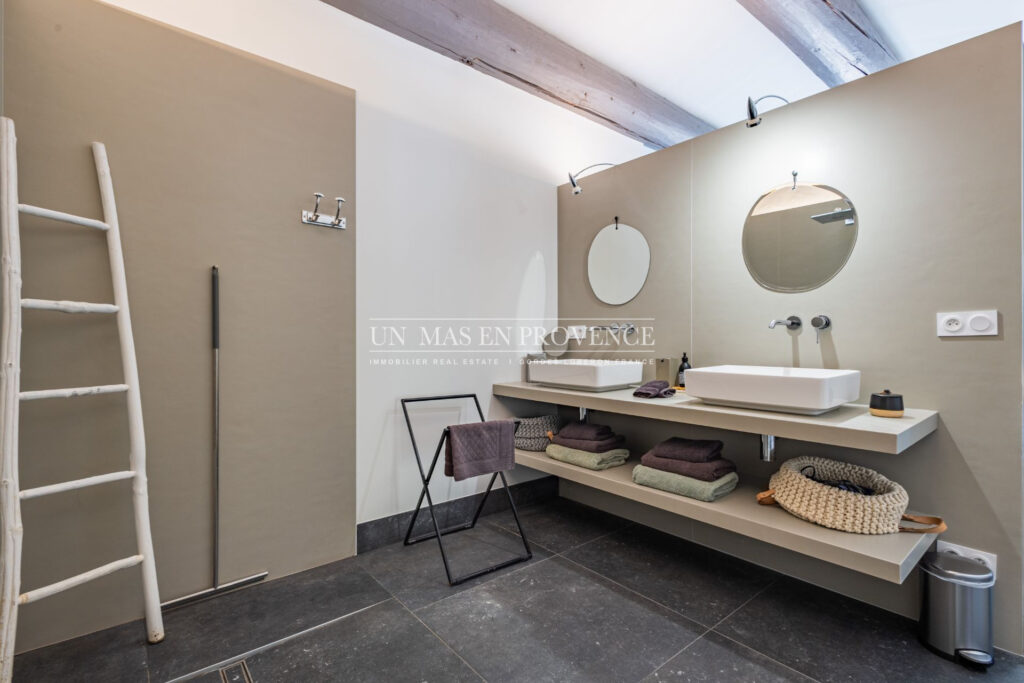 Mas contemporain de prestige avec piscine à débordement au coeu – NR pièces – 5 chambres – 253.00 m²