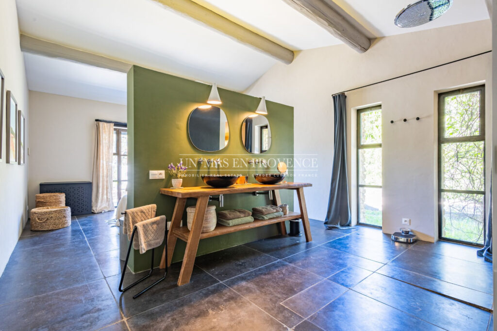 Mas contemporain de prestige avec piscine à débordement au coeu – NR pièces – 5 chambres – 253.00 m²